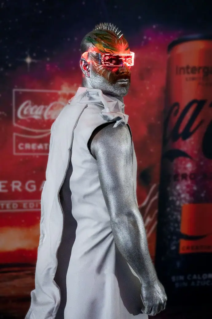 Edelmix posando en banner publicitario para CocaCola Intergalactic
