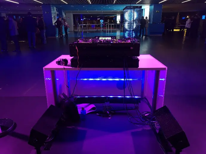 Montaje mesa Dj minimalista interior Wanda Metropolitano