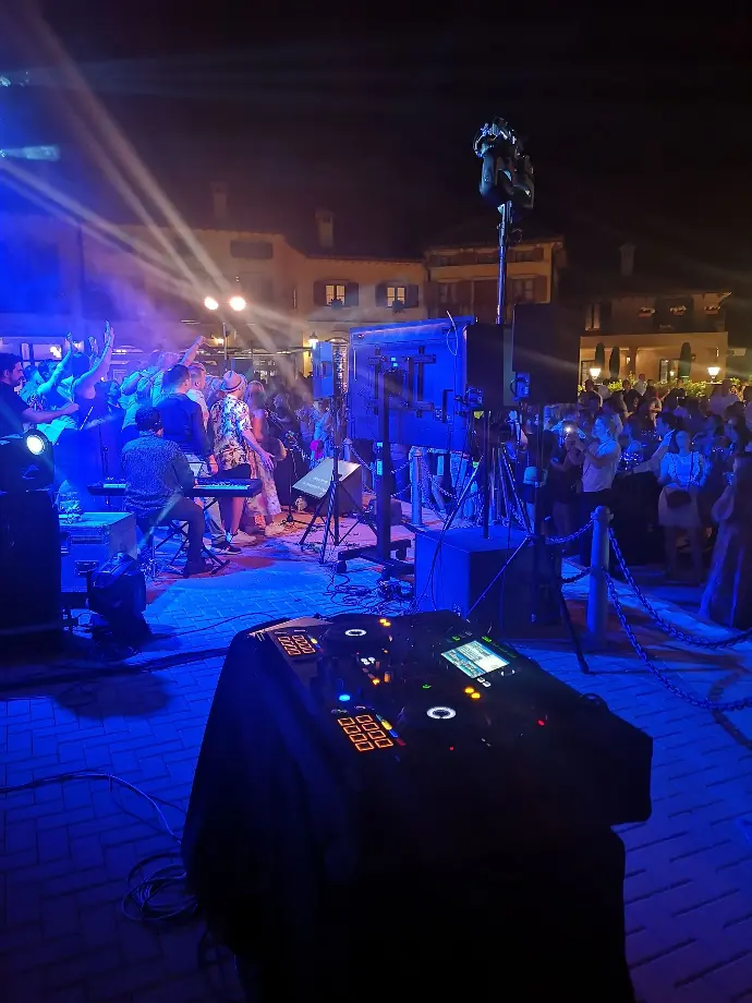Puesta en escena minimalista mesa Dj por la noche