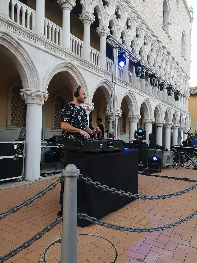 Puesta en escena minimalista mesa Dj por el día
