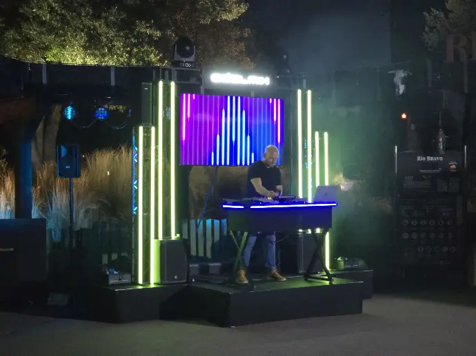 discoteca con dj al aire libre
