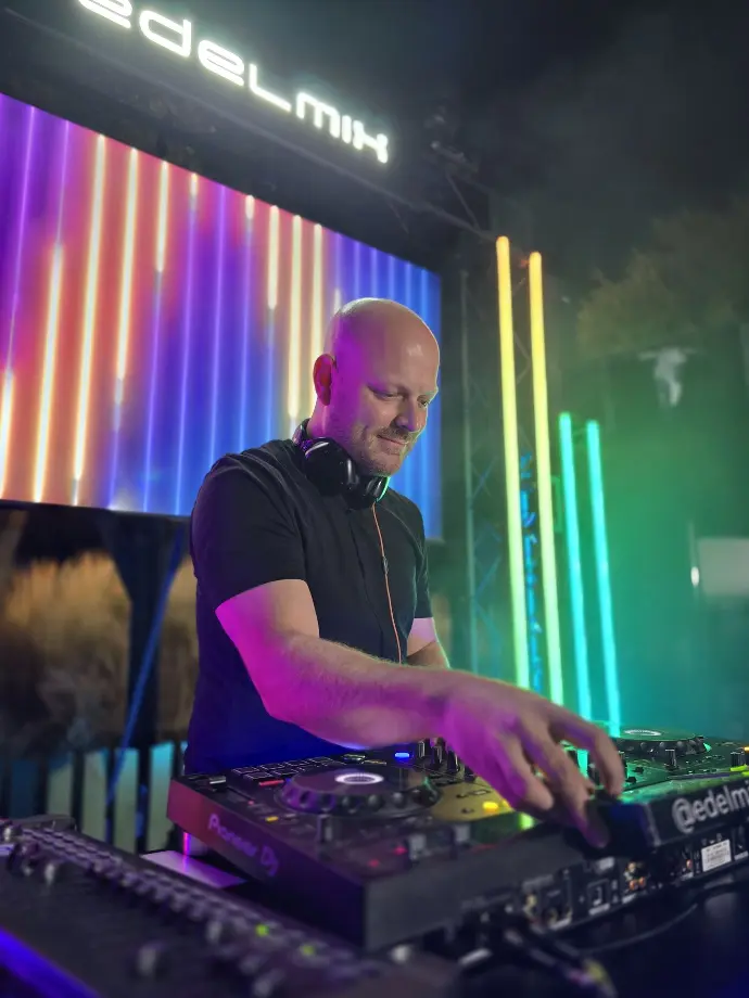 discoteca con dj al aire libre con pantalla led