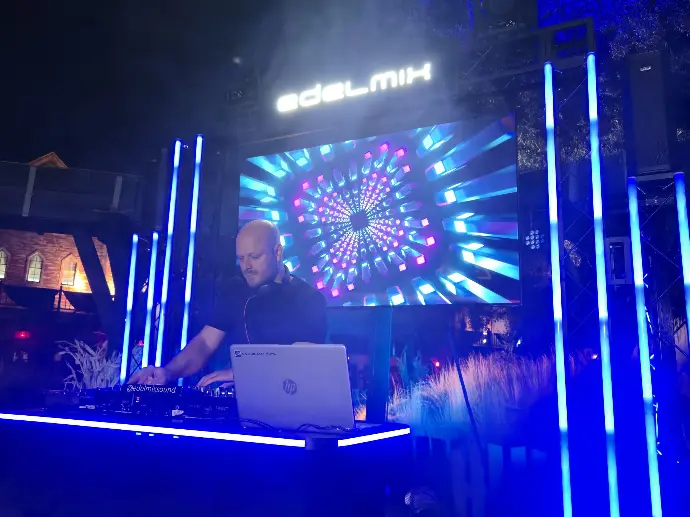 discoteca con dj al aire libre con iluminación
