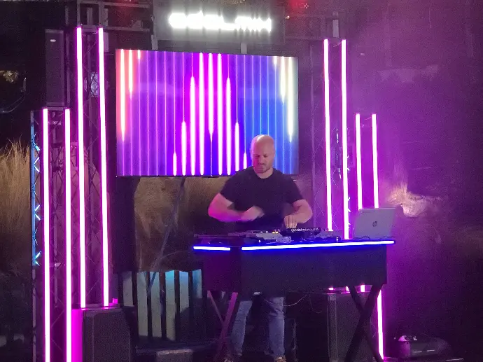discoteca con dj al aire libre con iluminación y pantalla