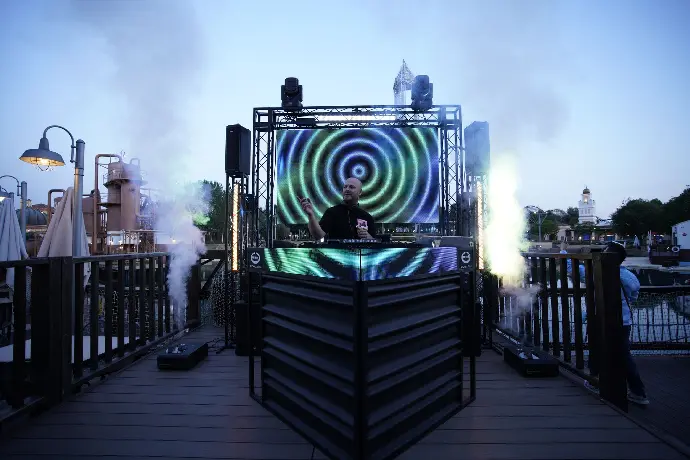 discoteca con dj al aire libre