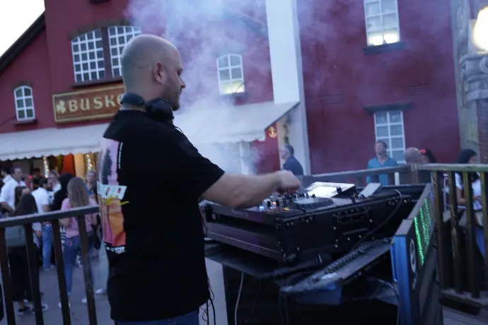 discoteca con dj al aire libre con mesa de mezclas
