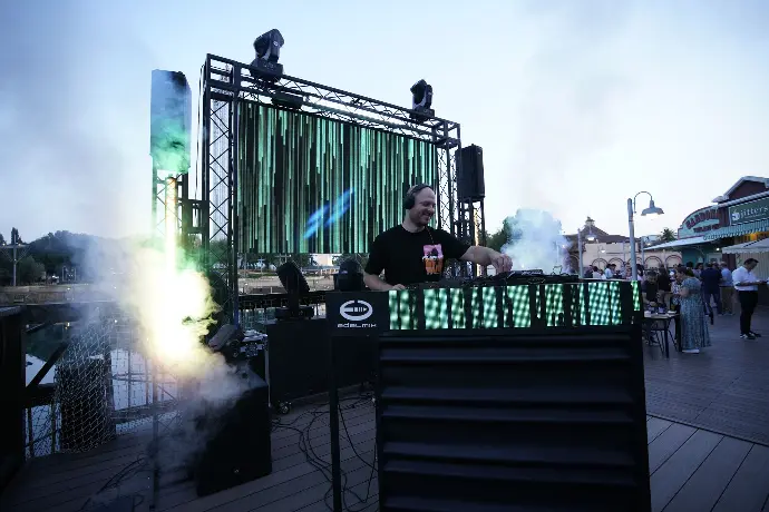 discoteca con dj al aire libre
