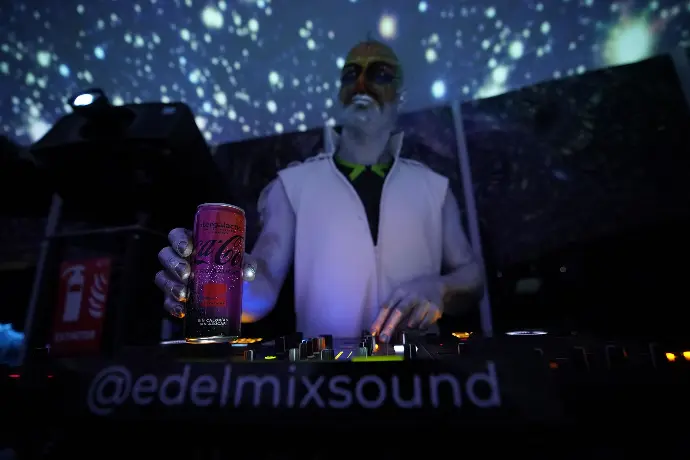 Edelmix sostiene lata de cocacola intergalactic