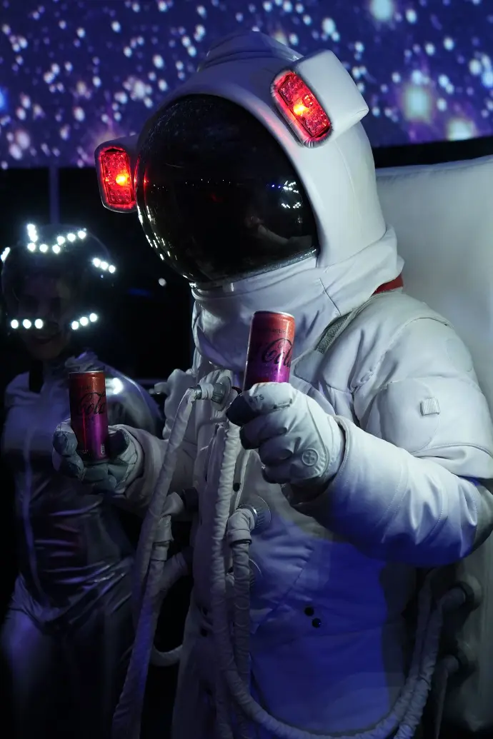 Astronauta con coca cola intergalactic