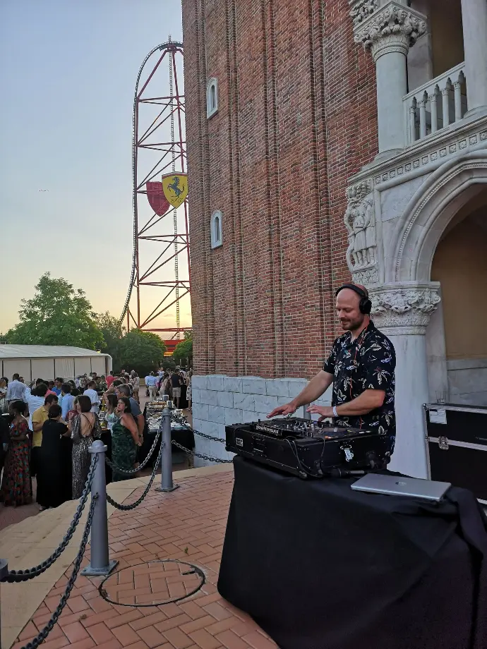 Edelmix poniendo música en Ferrari Land PortAventura