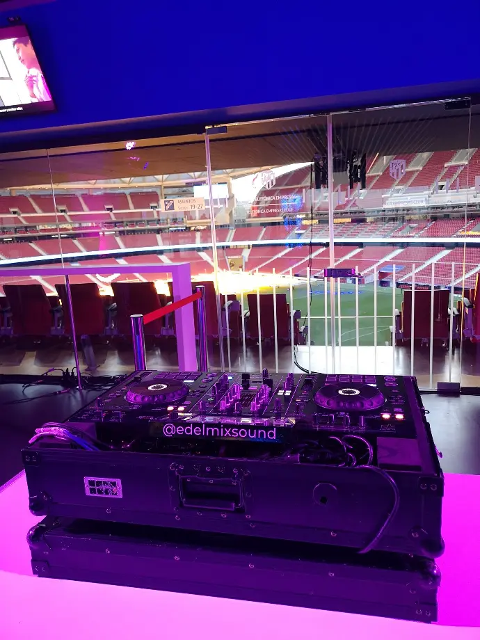 Montaje mesa Dj minimalista en el Wanda Metropolitano